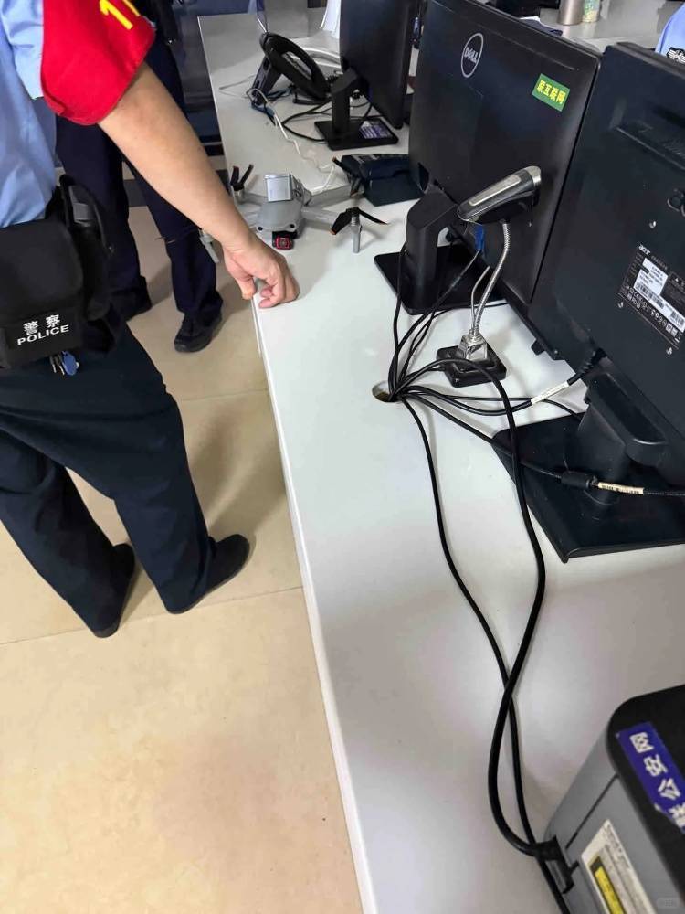 介绍个信用網网址
_女子在滕王阁5楼拍照介绍个信用網网址
，无人机直接冲脑袋砸过来！警方回应