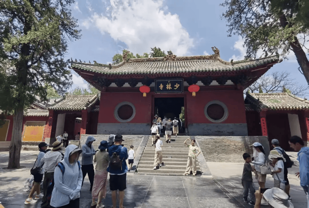 皇冠信用盘最新地址
_少林寺现场直击：新住持微笑挥手进入围挡的方丈室