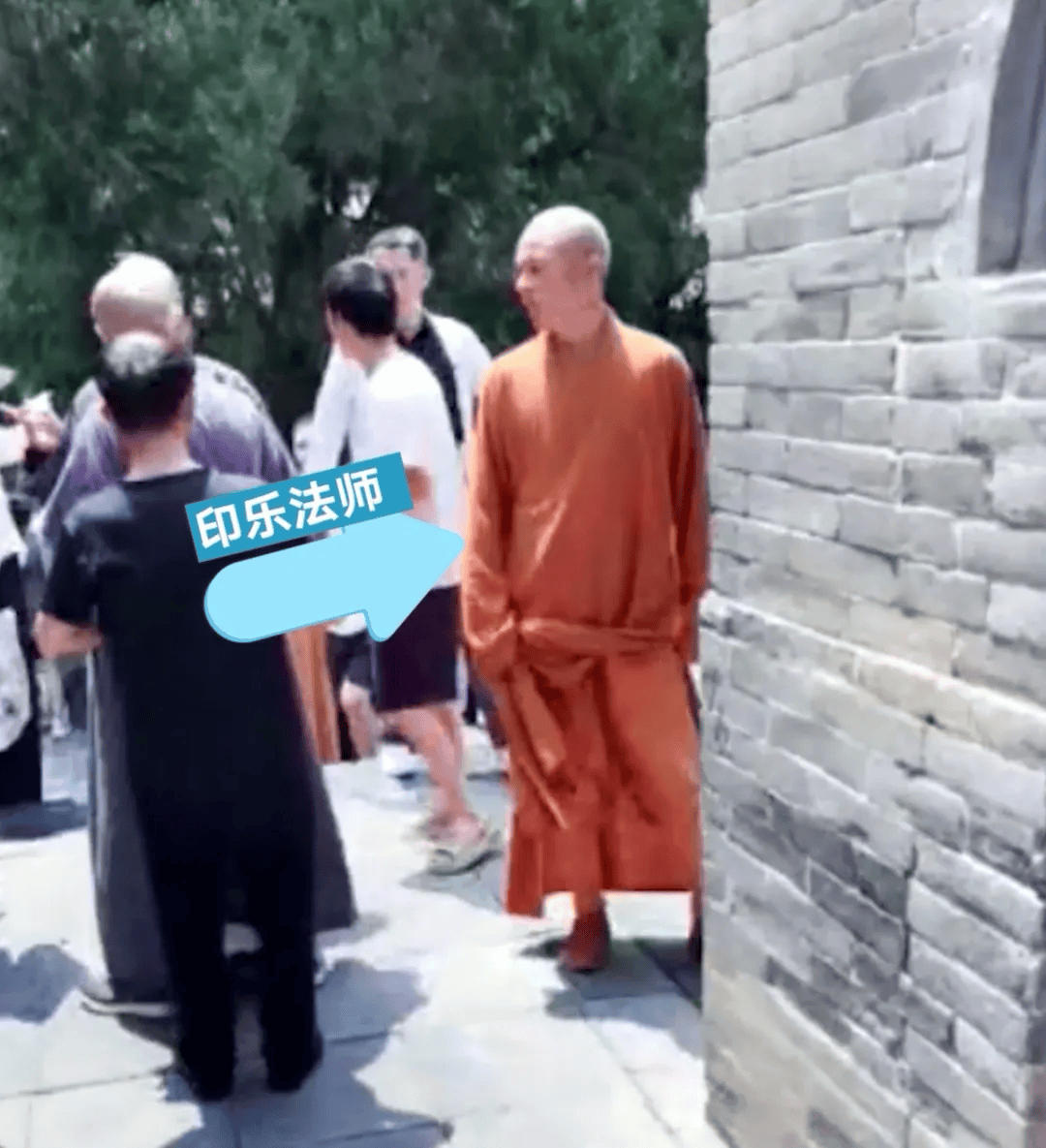 皇冠信用盘最新地址
_少林寺现场直击：新住持微笑挥手进入围挡的方丈室