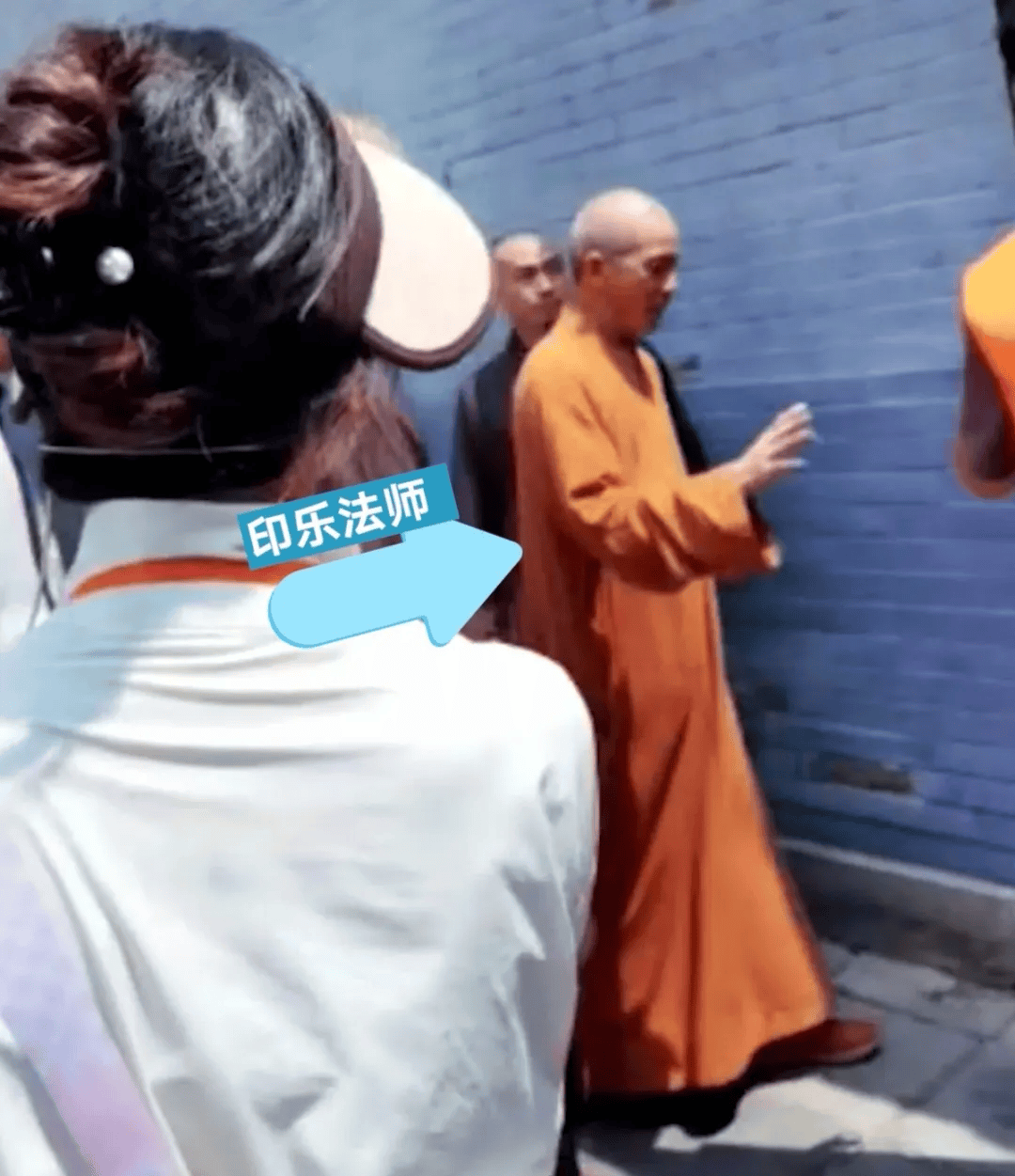 皇冠信用盘最新地址
_少林寺现场直击：新住持微笑挥手进入围挡的方丈室