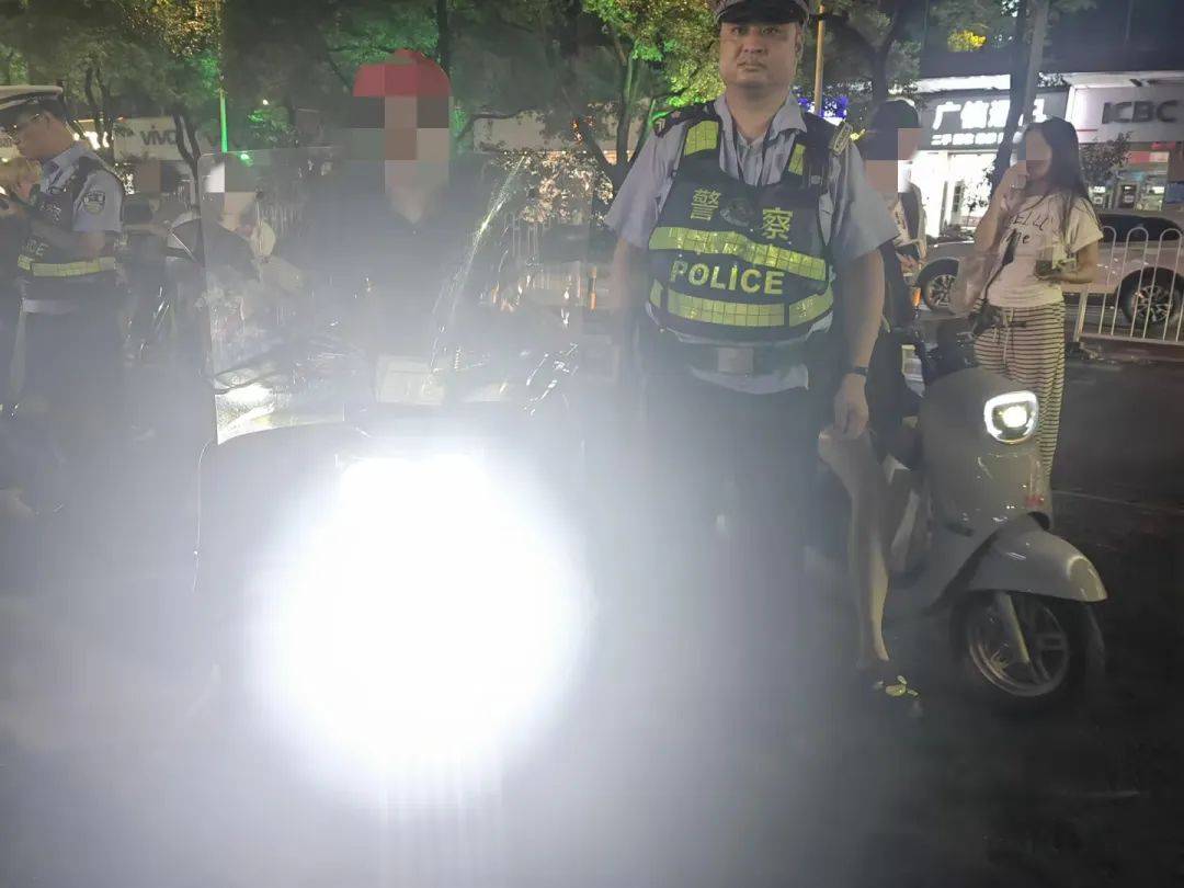 澳大利亚新南威尔斯联赛2
_多地严查“人造太阳”澳大利亚新南威尔斯联赛2
！湖南交警提醒