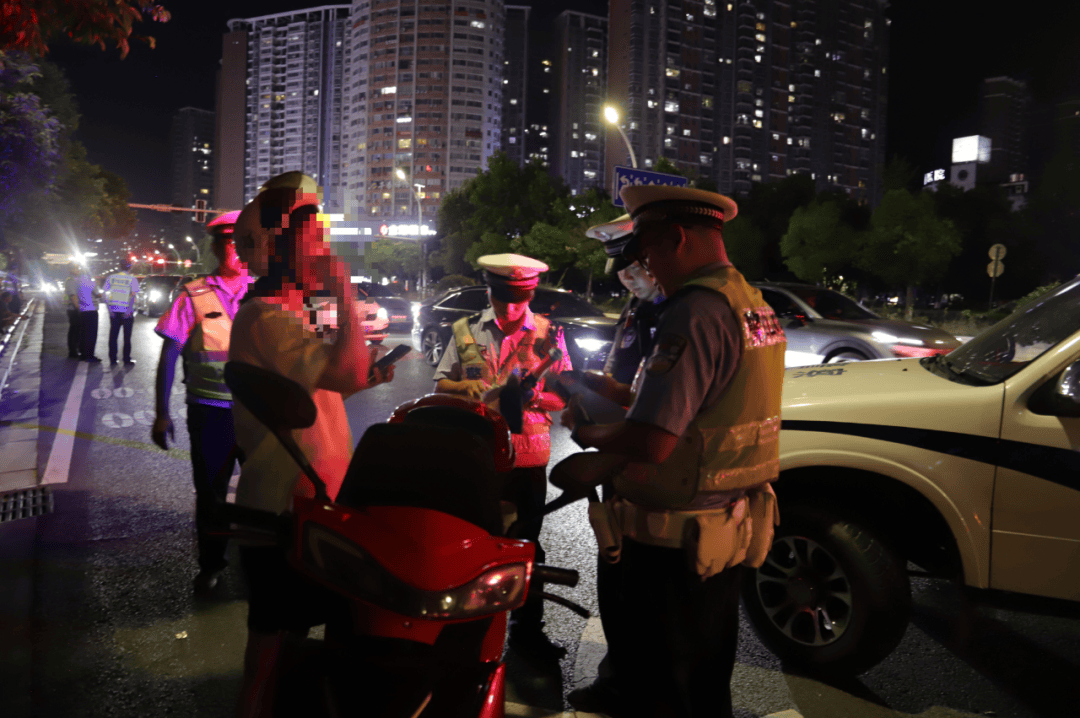 澳大利亚新南威尔斯联赛2
_多地严查“人造太阳”澳大利亚新南威尔斯联赛2
！湖南交警提醒