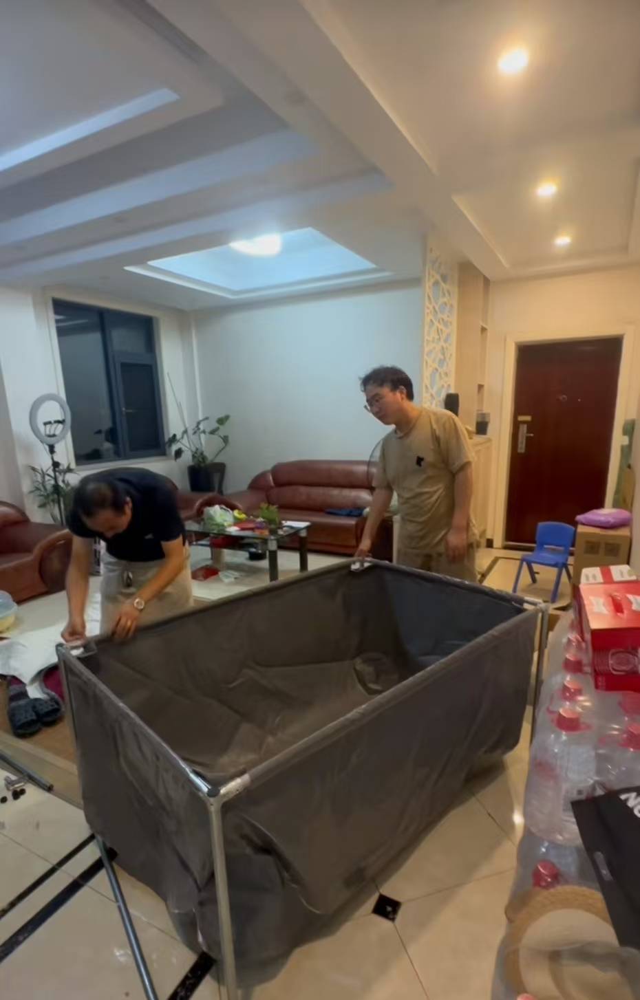 纳萨杜拜vs巴塔_“父母的爱不会变!”丈夫深夜下班拼鱼缸公公帮忙纳萨杜拜vs巴塔,妻子:父母支持爱好,住一起很和睦