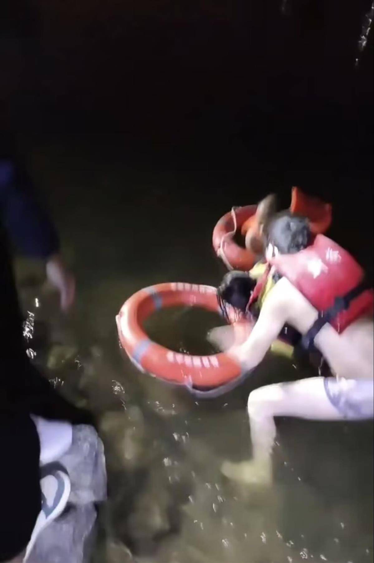 如何申请皇冠信用网_长沙一名女孩凌晨落水如何申请皇冠信用网，两名钓鱼佬不顾寒冷下水将人救起